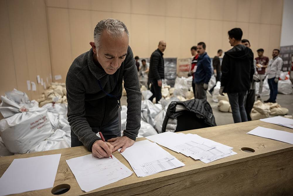 Yurt dışı temsilciliklerde kullanılan 1 milyon 817 bin oyun tasnifine başlandı - Resim: 24